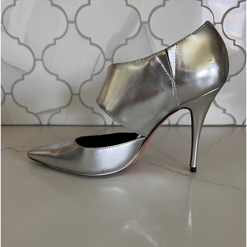 Elizabeth and James Metallica Heels - Picture 8 of 10